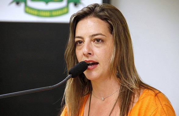 Foragida, Karen Gaspar abre mão do mandato - Jornal Visão Oeste