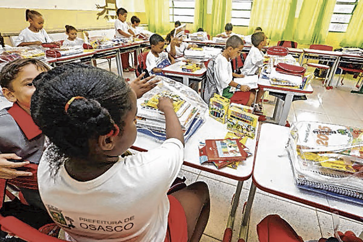 Rogério Lins promete entrega de material escolar até o fim do ... - Jornal Visão Oeste