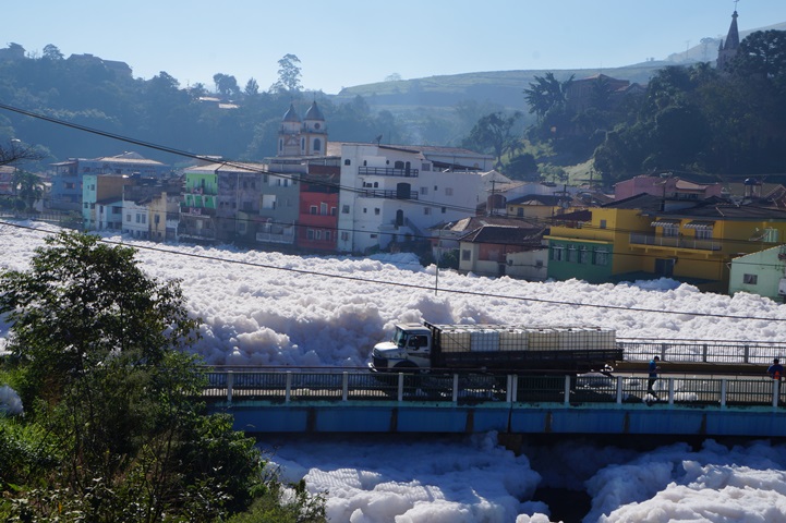 Espuma poluída cobre rio Tietê e parte urbana em Pirapora do Bom Jesus