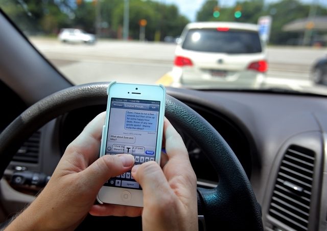Multas por uso de celular ao volante crescem 43% no estado