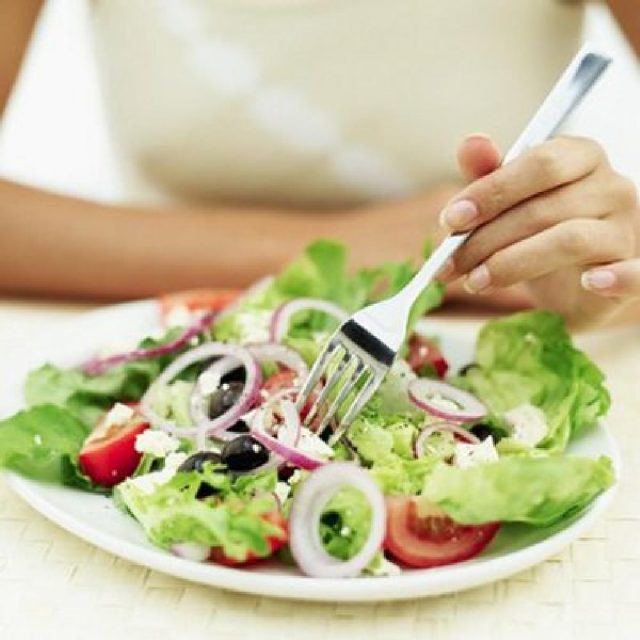 Como manter uma alimentação leve e saudável fora de casa?
