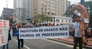 Professores de Osasco protestam por falta de pagamentos