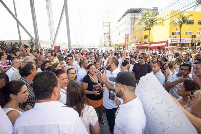 Ato em defesa de Rogério Lins reúne cerca de 200 pessoas