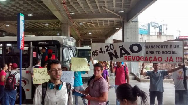 Protesto pede revogação do aumento da tarifa em Carapicuíba