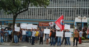 Metalúrgicos da Etna Steel protestam contra calote em frente ao Fórum