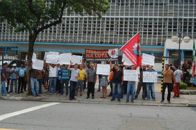 Metalúrgicos da Etna Steel protestam contra calote em frente ao Fórum