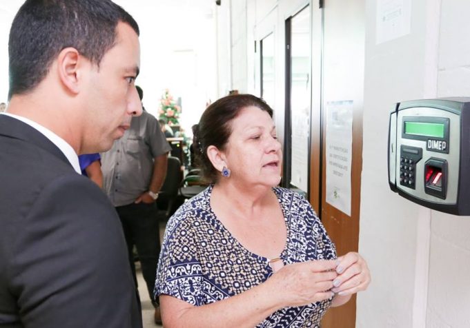 Prefeitura contrata empresa para manutenção de relógios de ponto com biometria