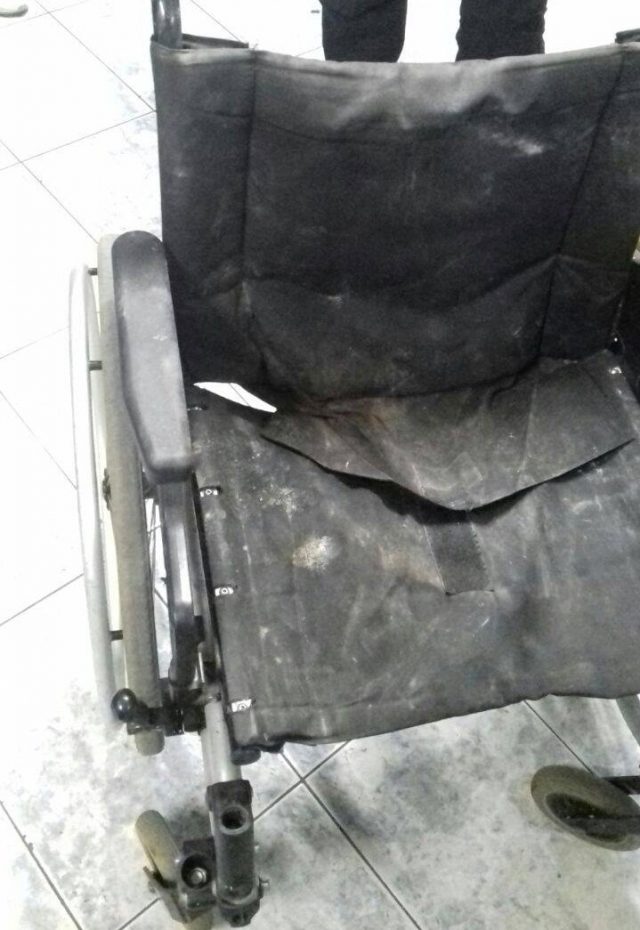 Cadeira de rodas era usada para carregar entulho / Foto: Divulgação