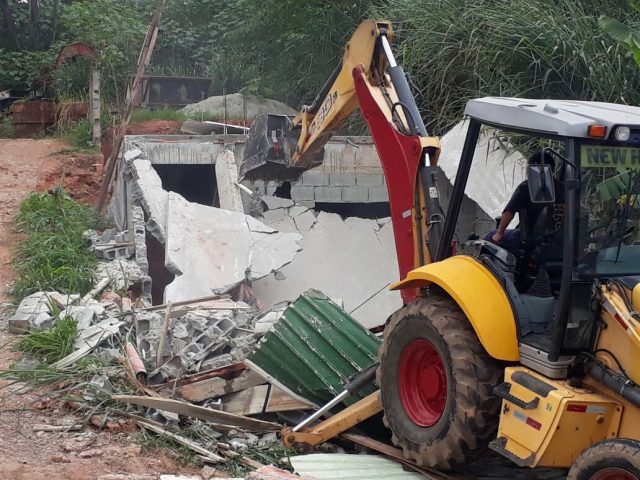 A Prefeitura de Carapicuíba vai desocupar todos os terrenos e está demolindo as construções em andamento na Cohab / Foto: Divulgação