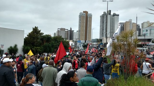 Manifestantes interditam avenida dos Autonomistas contra reformas trabalhista e da Previdência