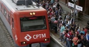 CPTM é condenada a indenizar passageira que caiu e se machucou em estação