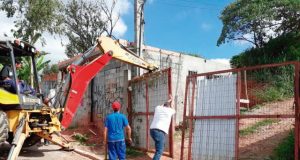 As construções estão sendo demolidas e os “compradores” orientados a procurarem ressarcimento dos valores pagos / Foto: Divulgação