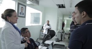 Em visitas surpresa, prefeito garantiu aos usuários mais médicos e especialidades como pediatria e ortopedia no segundo semestre para as UPAs (Foto: Secom)