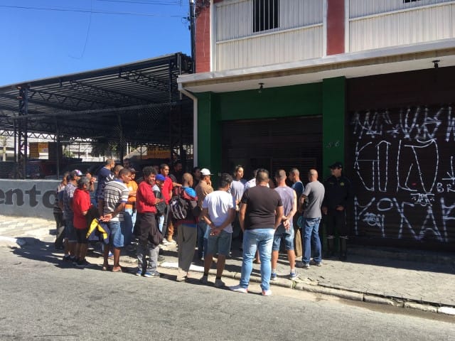 Moradores de rua ensaiaram manifestação na entrada da unidade, dissipada após conversa com prefeito 