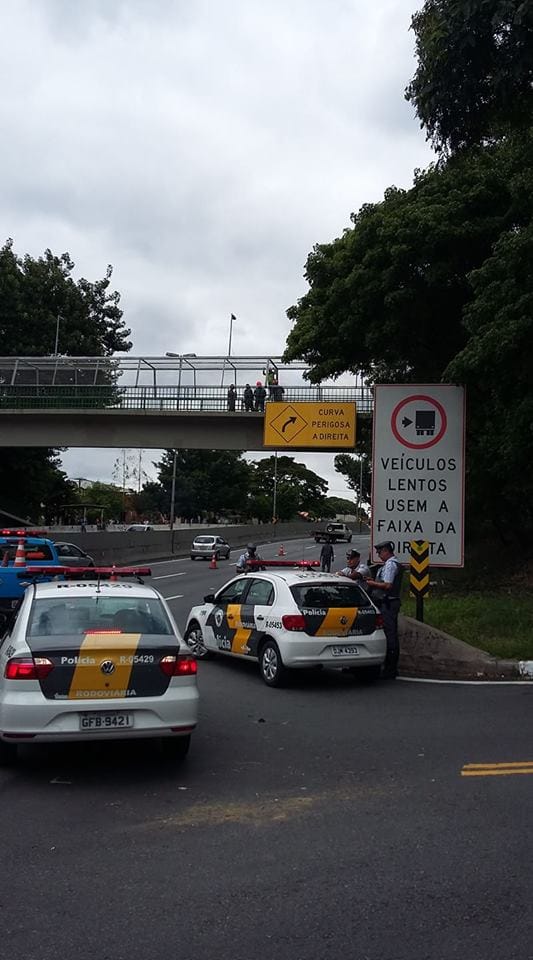 Jovem ameaçava pular de passarela na Raposo Tavares, na altura do Km 10
