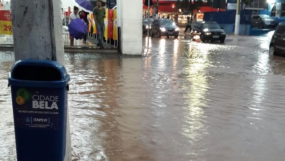 Forte chuva atingiu praticamente toda a região Oeste da Grande São Paulo na tarde desta segunda. Em Itapevi, prefeitura emitiu nota