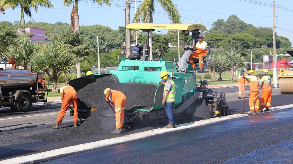 Ruas do centro de Barueri começam a receber novo asfalto