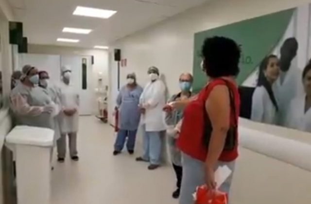 Paciente recebe alta sob aplausos em Osasco após se recuperar de covid-19