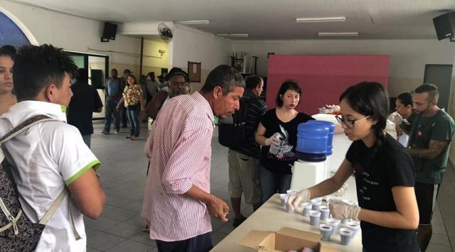 Prefeitura de Osasco entrega comida e roupas aos moradores de rua no fim de semana