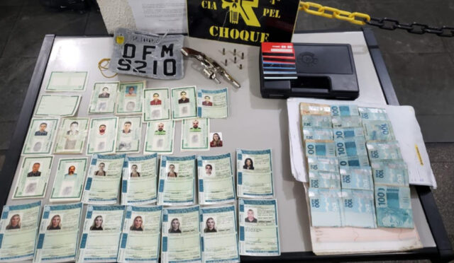 Polícia apreende R$ 19 mil, arma de fogo e documentos falsos em Carapicuíba