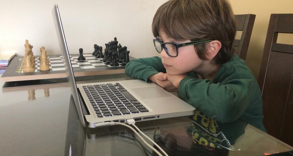 O menino de 10 anos que derrotou um mestre de xadrez e não contou para  ninguém na escola - BBC News Brasil