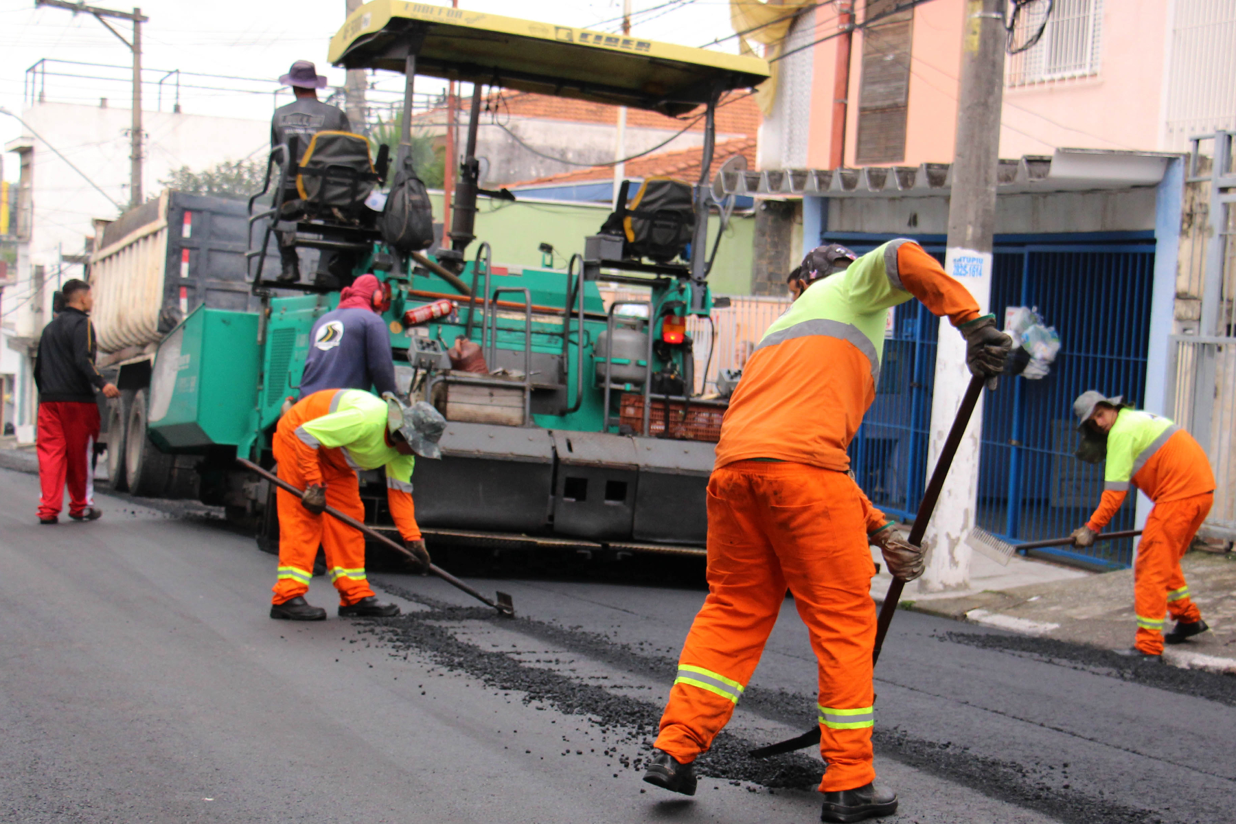 Prefeitura de Carapicuíba vai recapear mais 100 ruas de diversos bairros