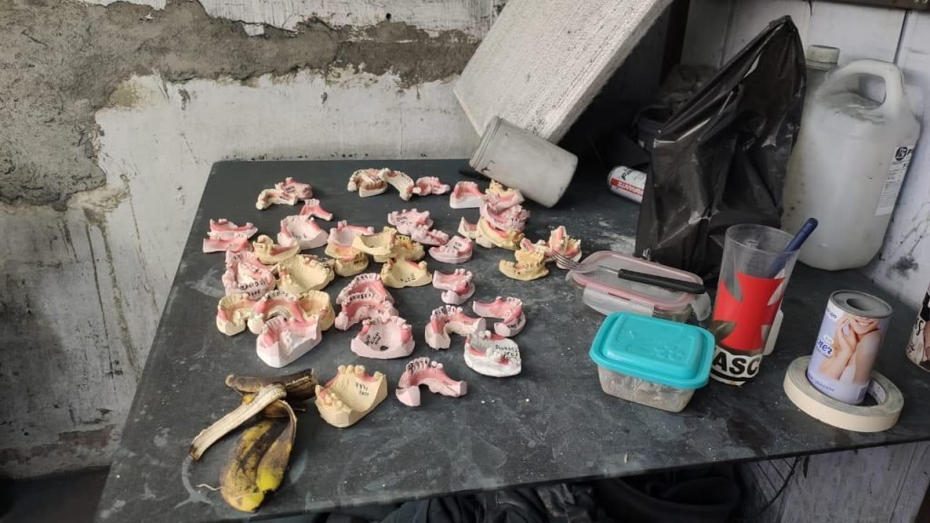 próteses dentárias roubadas em cemitérios