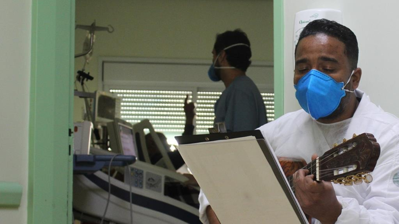 funcionários cantam para pacientes com covid-19 no hospital de Barueri