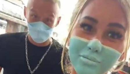 influenciadores são detidos após pintar máscara no rosto