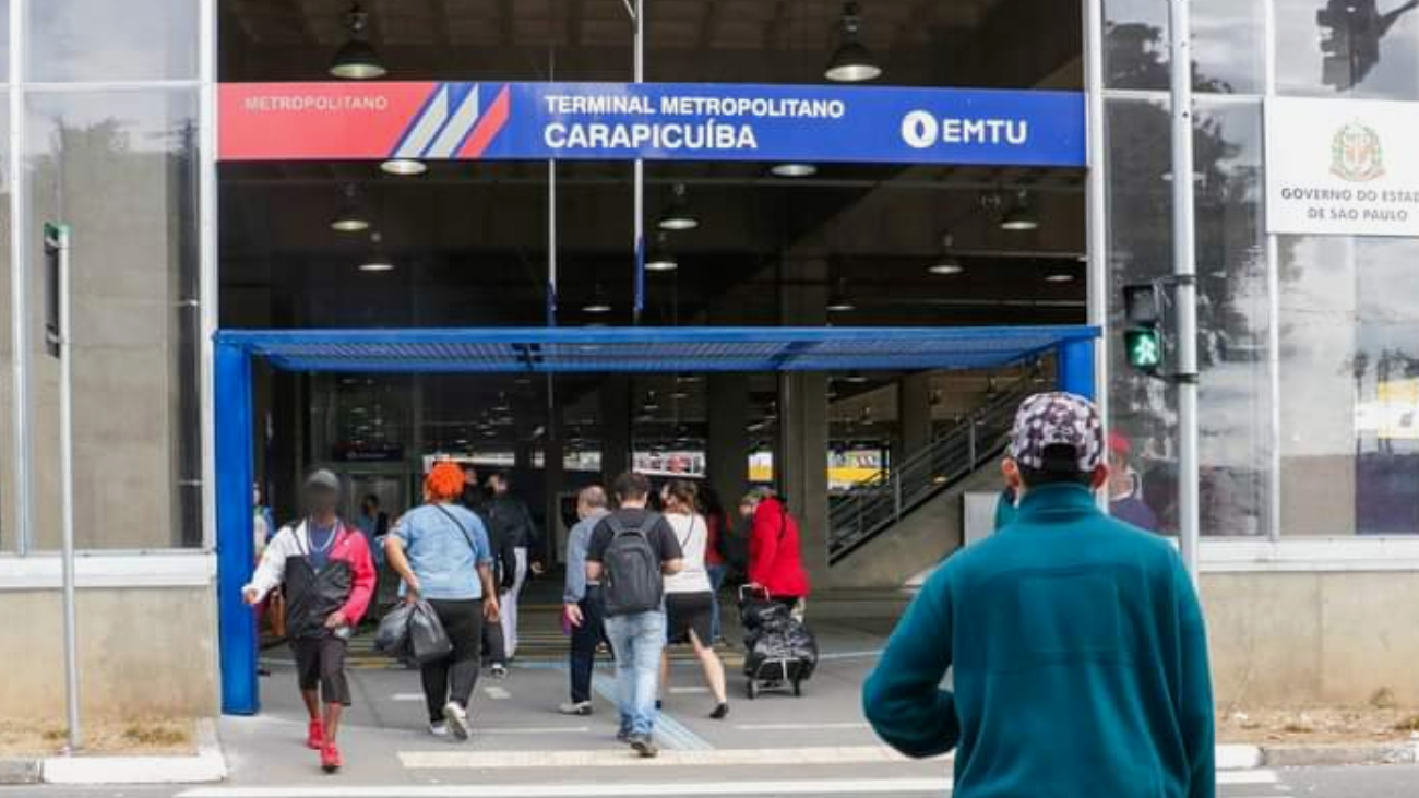 EMTU  Imprensa - Passageiros do Terminal Carapicuíba recebem ação