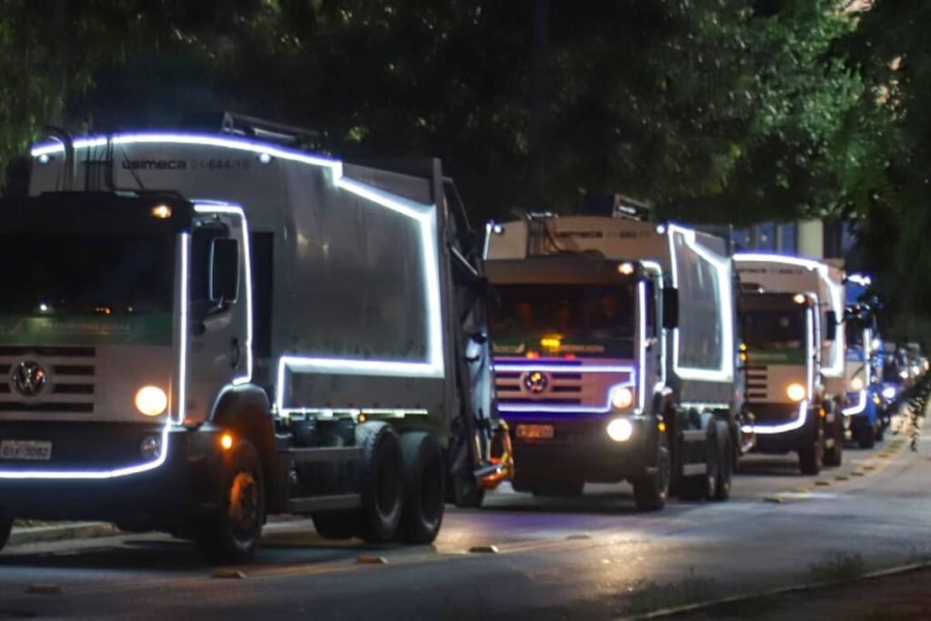 Caminhões de coleta de lixo circulam em Osasco com enfeites natalinos ...