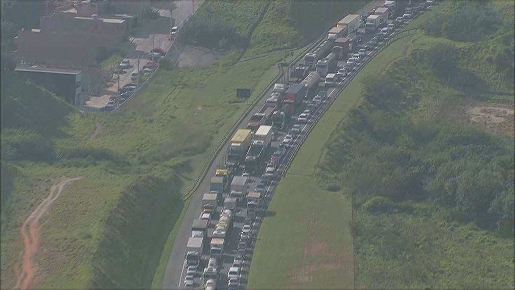 congestionamento carro capota rodoanel carapicuíba