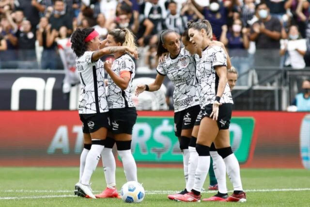 Corinthians vence o Internacional e disputa final da Supercopa
