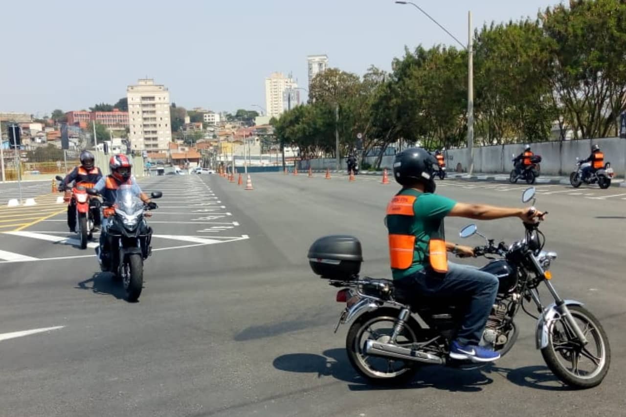 Aula de Pilotagem de Moto para Iniciantes em Sp Barueri - Aula de