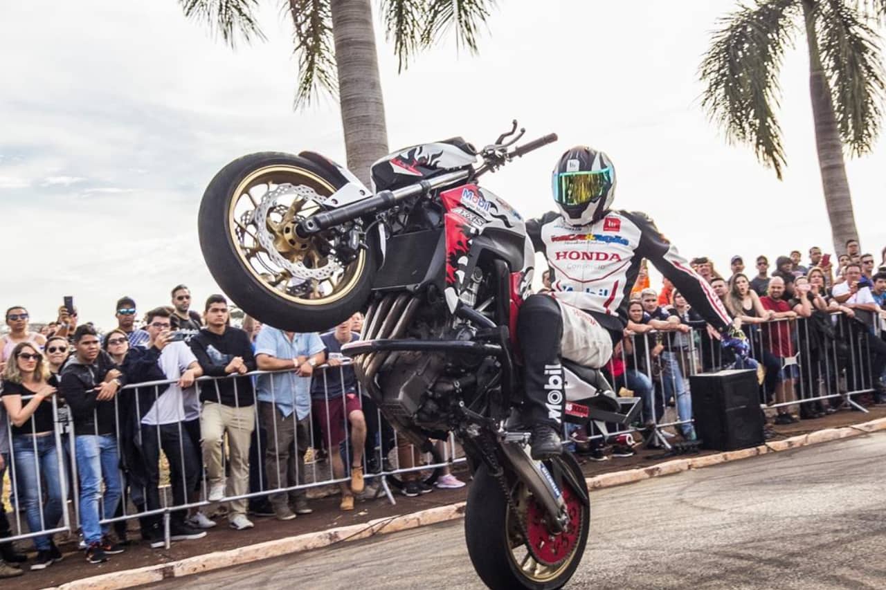 Barueri recebe show de acrobacias com motos em prol da APAE