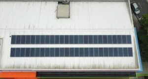 prédios públicos com placas fotovoltaicas