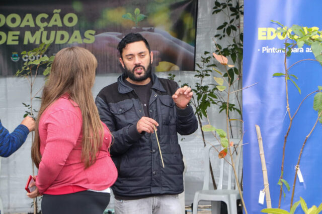 doação de mudas recolhe lixo eletrônico