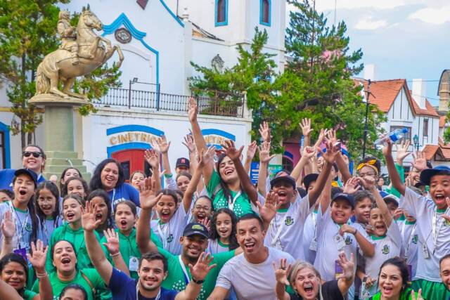 alunos autoridades mirins osasco hopi hari