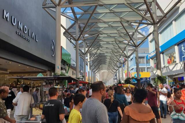 Compras de fim de ano aumentam o movimento no Calçadão de Osasco